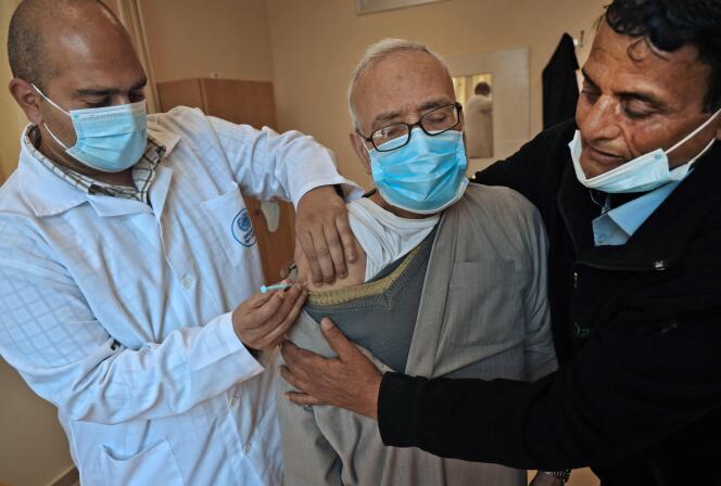 Vaccination avec le Spoutnik-V à Gaza, le 15 mars 2021. Les doses de vaccins arrivent au compte-goutte dans les territoires palestiniens.