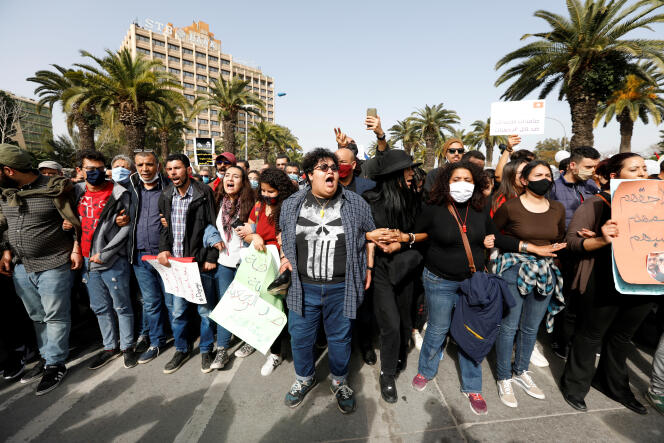 Des manifestants protestent contre les abus de la police, à Tunis, le 6 février 2021.