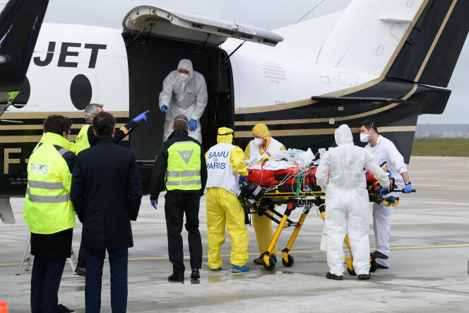 Un patient atteint d’une forme sévère de Covid-19 est transféré en avion depuis l’aéroport d’Orly vers un hôpital de Bordeaux, le 14 mars 2021.