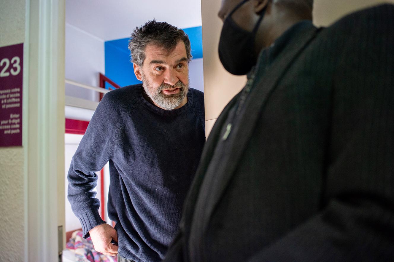 El Hadji Gora Diop (de dos) et José, un SDF hébergé dans le Formule 1.