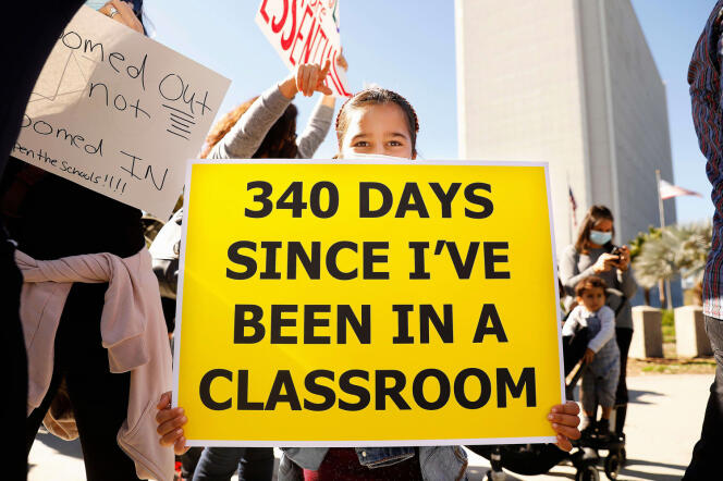 « Cela fait 340 jours que je ne suis pas allée à l’école ». Manifestation demandant la reprise des cours en présentiel, à Los Angeles, le 22 février.