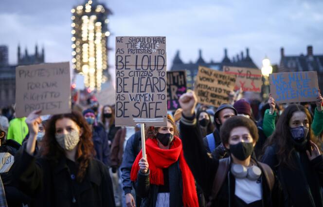 Manifestation contre les violences faites aux femmes après le meurtre de Sarah Everard, sur le pont de Westminster à Londres, le 15 mars.