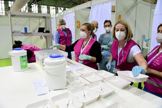 Préparation de doses de vaccins AstraZeneca avant la suspension annoncée par l’Allemagne, à Berlin, le 8 mars.