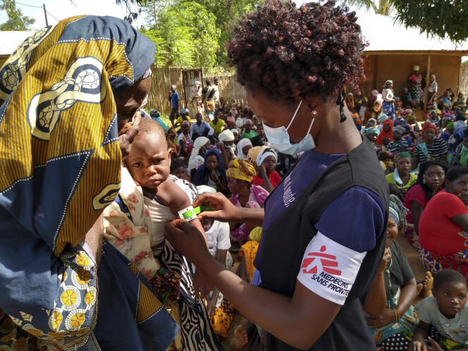 Des membres de Médecins sans frontières prennent en charge des habitants de la province de Cabo Delgado, au Mozambique, le 19 février.