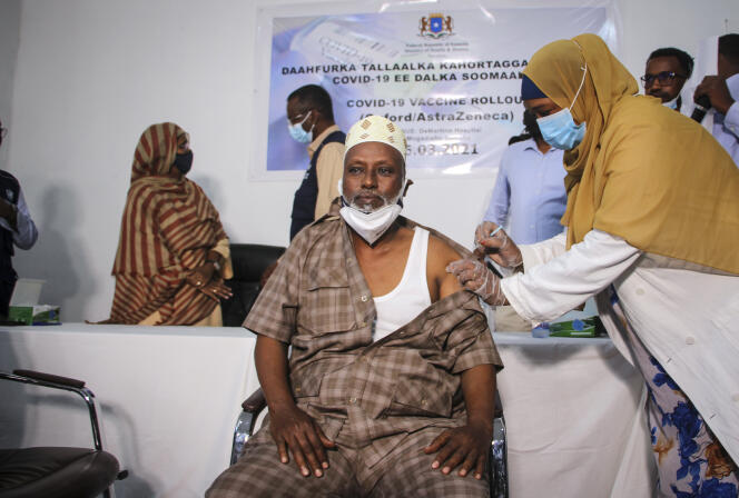 Un médecin reçoit une injection du vaccin d’AstraZeneca fabriqué par Serum of India, dans le cadre du programme Covax, lors d’une cérémonie célébrant le début de la vaccination à Mogadiscio, en Somalie, le 16 mars 2021.