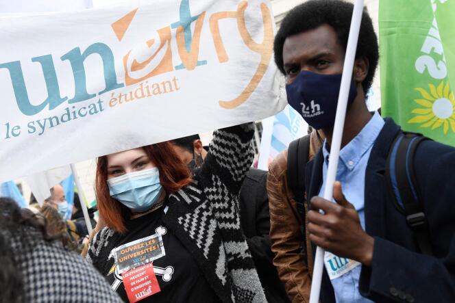 Banière du syndicat étudiant UNEF pendant une manifestation contre la précarité des étudiants à Paris, le 16 mars 2021.