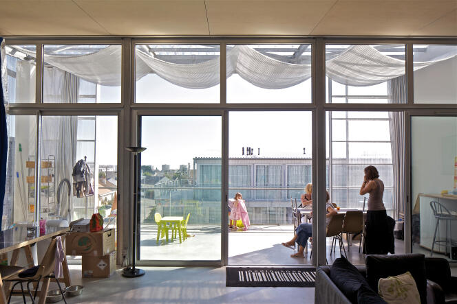 Réhabilitation d’habitations HLM à Saint-Nazaire (Loire-Atlantique), en 2011, par Anne Lacaton et Jean-Philippe Vassal.