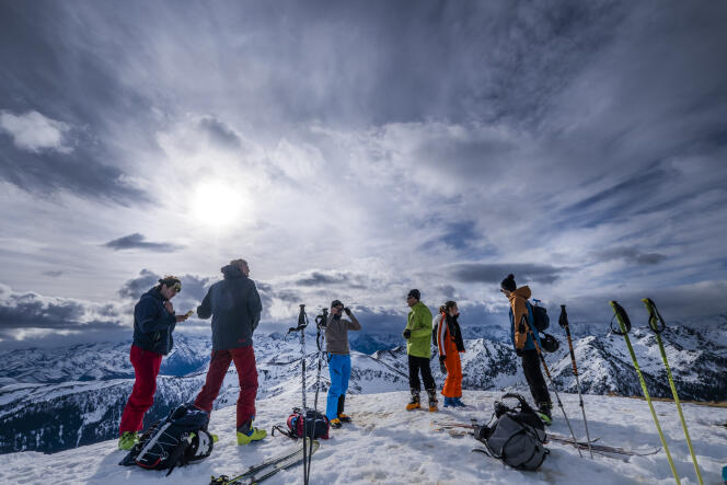 Dans les Pyrénées, randonnée à ski jusqu’au Mont Né.