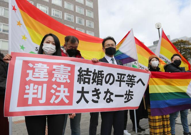 Des militants saluent l’annonce de l’anticonstitutionnalité de la non-reconnaissance du mariage homosexuel, à Sapporo, au Japon, le 17 mars.
