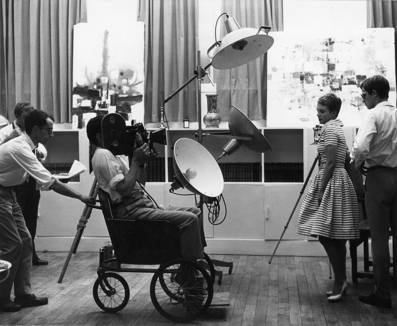 Jean-Luc Godard, sur le tournage du film « A bout de souffle » (1960), avec son chef opérateur Raoul Coutard, Jean Seberg et Jean-Paul Belmondo, rue Campagne-Première, à Paris.
