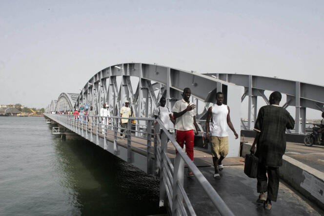 Le pont Faidherbe, ouvrage emblématique de Saint-Louis qui enjambe le fleuve Sénégal et relie l’île de la vieille ville coloniale au reste de l’agglomération.