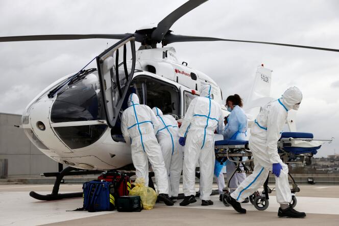 Transfert depuis l’Ile-de-France d’un patient atteint du Covid-19, à l’hôpital d’Angers (Maine-et-Loire), le 15 mars.