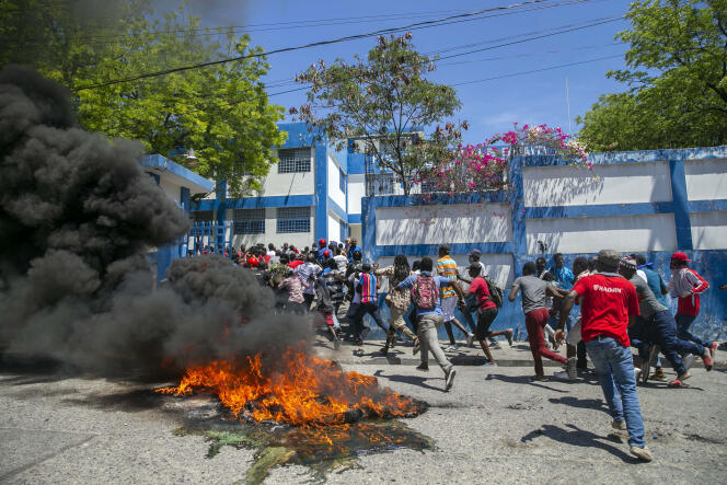 Des manifestants prennent d’assaut un poste de police à Delmas, Port-au-Prince, Haïti, le 17 mars.
