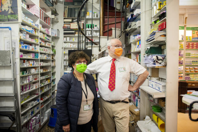 Liliane Angelard-Cohen et Michel Leroy, pharmaciens, dans leur pharmacie du 5e arrondissement. Paris, le 15 mars 2021.