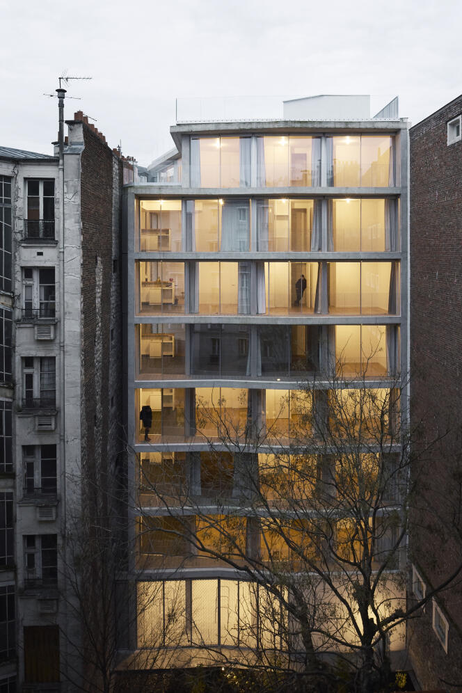 L’immeuble de logements réalisé par l’agence Remingtonstyle pour la RIVP rue des Noues à Paris 20e, vu depuis la cour.