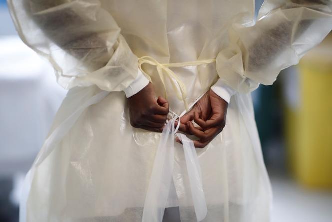 Un membre de l’équipe médicale s’équipe dans le service de réanimation de la clinique de l’Estrée, à Stains, près de Paris, le 18 mars 2021.