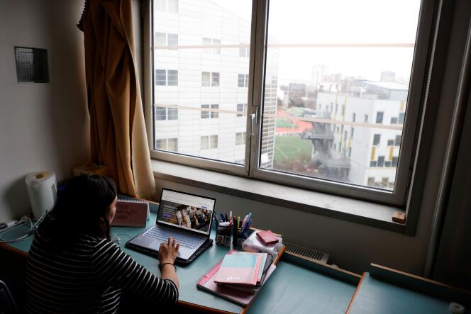 Une étudiante dans sa chambre Crous, à Paris, le 18 février.
