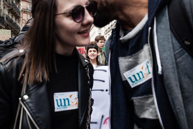 Des étudiants manifestent contre la loi Vidal, à Paris, en avril 2018.