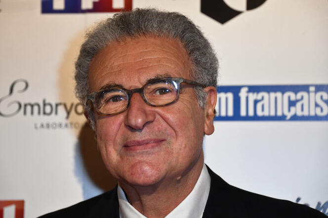 Le président d’Unifrance, Serge Toubiana, pose à son arrivée à la 26e cérémonie des trophées du « Film français » au Palais Brongniart à Paris, le 5 février 2019.
