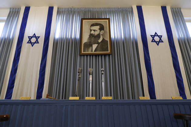 Le portrait de Theodor Herzl, fondateur du sionisme politique, ornant le « Musée de l’Indépendance » à Tel-Aviv, le 3 mai 2018.