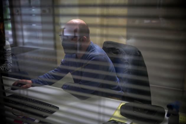 Pierrick, écrivain numérique au service social du département, à Saint-Etienne (Loire), le 11 mars.