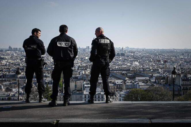 Des policiers français patrouillent dans le quartier touristique de Montmartre, à Paris, le 31 mars 2020.