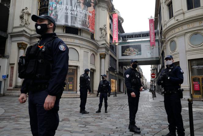 Patrouille de policiers aux abords du magasin Printemps à Paris, le 31 janvier 2021.