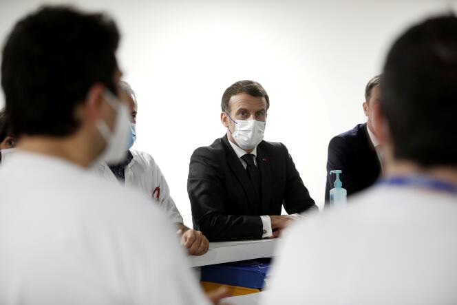 A l’unité de soins intensifs de l’hôpital de Poissy lors d’une visite d’Emmanuel Macron, à Saint-Germain-en-Laye (Yvelines), le 17 mars.