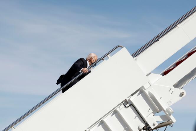 Le président américain Joe Biden a raté deux marches en montant à bord d’Air Force One, le 19 mars.