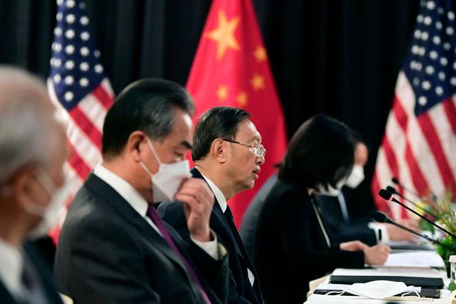 La délégation chinoise menée par Yang Jiechi, membre du bureau politique du Parti communiste chinois, le 18 mars à Anchorage (Alaska).