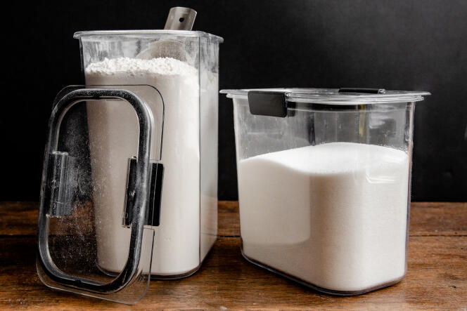 Les récipients les plus utiles selon nous sont celui de quatre litres (à gauche), qui contient 2 kg de farine, et celui de trois litres (à droite), qui contient 2 kg de sucre.