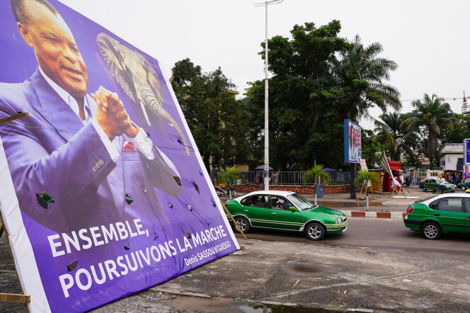 L’une des affiches du président-candidat Denis Sassou-Nguesso, à Brazzaville, en mars.