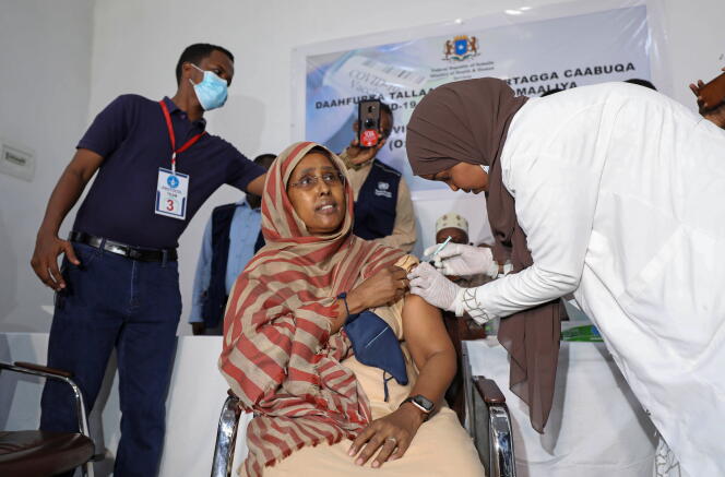 La ministre somalienne de la santé, Fawziya Abikar Nur, reçoit une injection de vaccin AstraZeneca, à Mogadiscio, le 16 mars 2021.