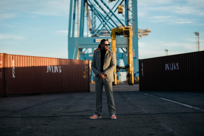 Le rappeur SCH sur les docks de Marseille, en janvier.