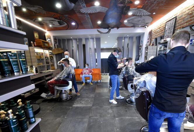 Un salon de coiffure resté ouvert, à Valenciennes, dans les Hauts-de-France.