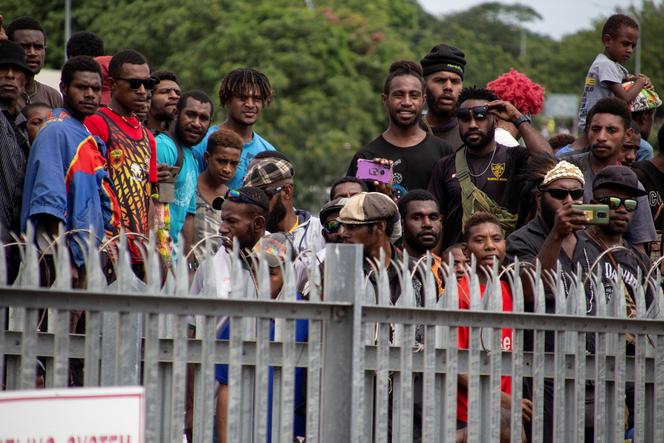 De nombreuses personnes se sont rassemblées ces derniers jours, comme ici le 14 mars 2021 près de l’aéroport de Port Moresby, pour rendre hommage à Michael Somare, l’ancien premier ministre considéré comme le « père de l’indépendance », décédé le 26 février.
