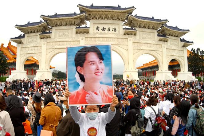 Un portrait de Aung San Suu Kyi, lors d’une manifestation à Taipei (Birmanie), le 21 mars.