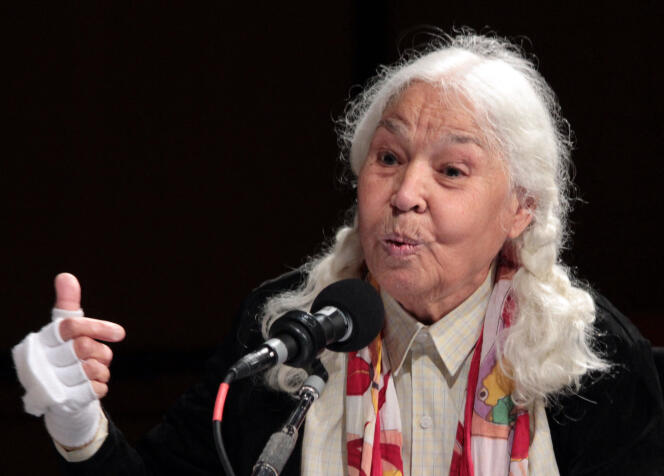 Nawal El Saadawi in 2012 at the microphone of France Inter and 