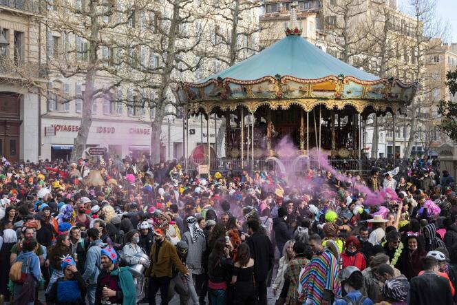 Plusieurs milliers de personnes ont défilé dimanche 21 mars pour un carnaval non autorisé en raison des mesures anti-Covid-19.