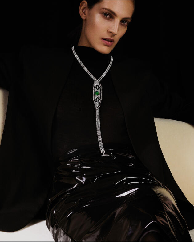 Collier et broche Cravate Emeraude, en or blanc, onyx, laque noire, diamants et émeraude, Boucheron.