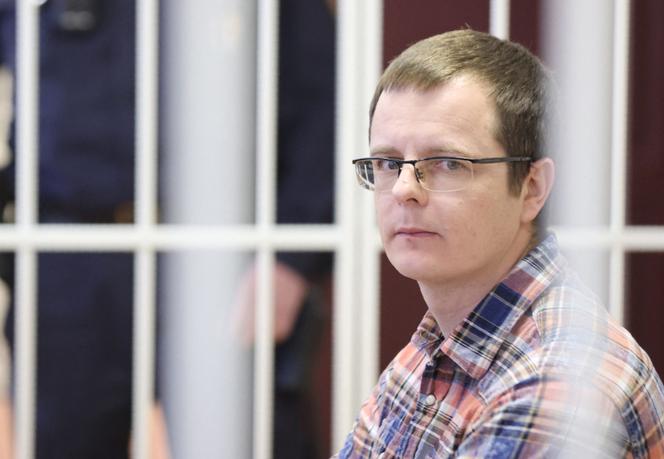 Artyom Sorokin, un médecin accusé d’avoir divulgué les informations médicales d’un manifestant aux médias, est assis dans la cage d’un accusé lors d’un procès à Minsk, le 19 février 2021.