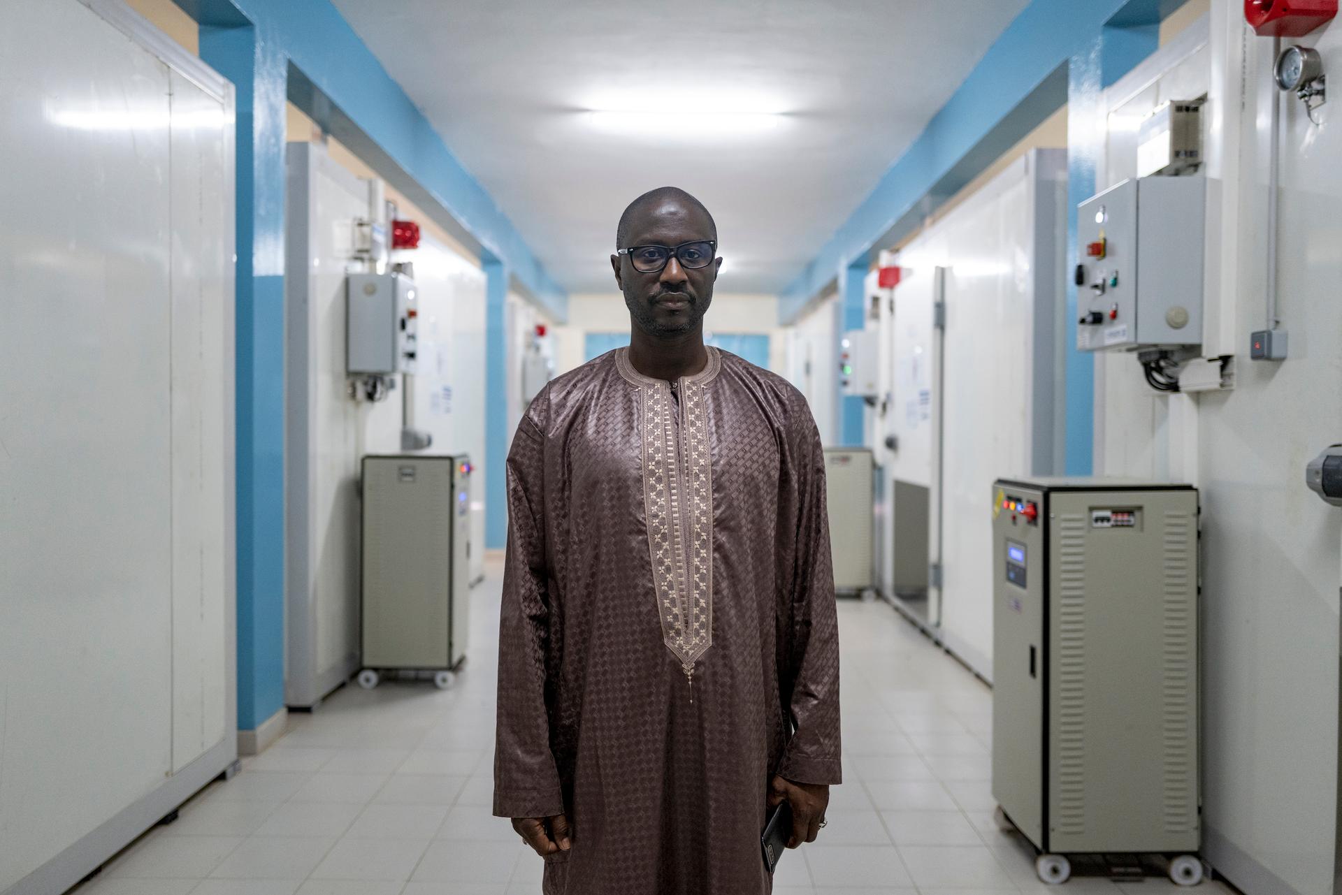 Le docteur Ousseynou Badiane, coordonnateur du programme élargi de vaccination au ministère de la santé et de l'action sociale du Sénégal, dans le couloir des chambres froides du Centre hospitalier universitaire de Fann à Dakar, le 5 mars 2021.
