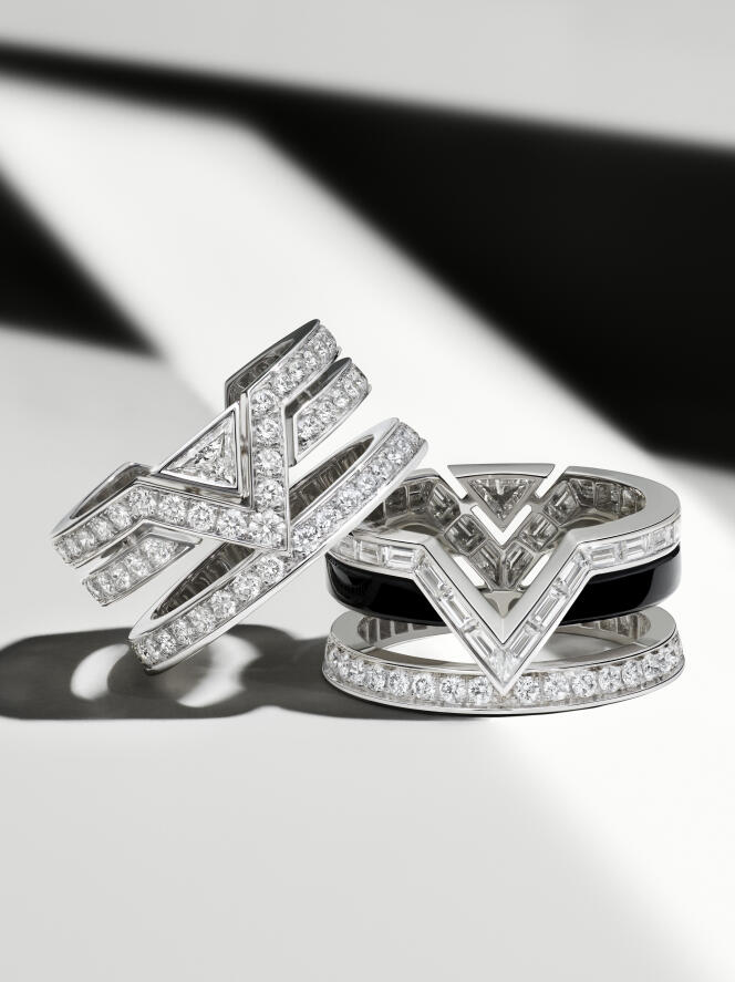 Bague Pure V en or blanc et diamants, et bague Pure V en or blanc, onyx et diamants, Louis Vuitton.
