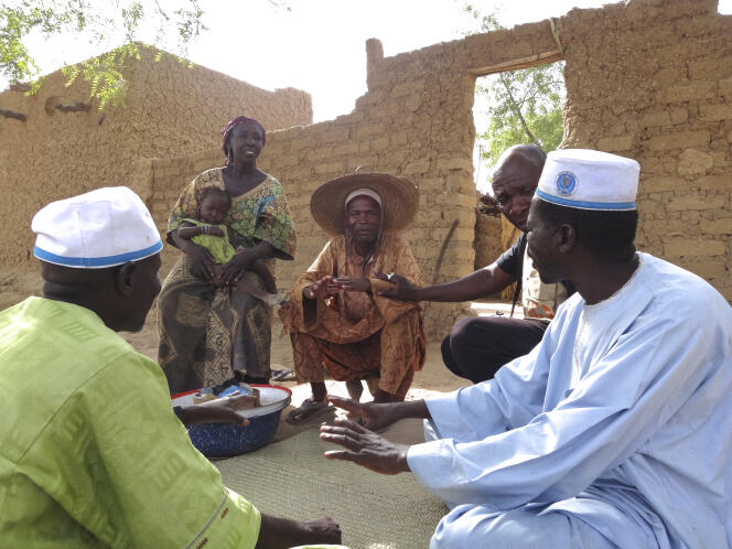 Un couple est sensibilisé par le coach à la santé maternelle par Ayouba Ousmane (en bleu) et Alassane Maleika (en vert), à Takieta (Niger), en 2012.
