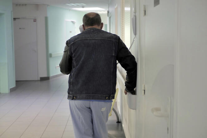 Un patient dans le service des urgences de l’hôpital psychiatrique du Rouvray, à Rouen, en novembre 2020. Les mesures de confinement et la crise sanitaire entraînent une recrudescence de dépressions.