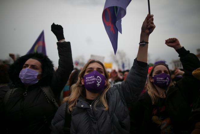 Manifestation à Istanbul, le 20 mars 2021, pour protester contre la décision du président turc, Recep Tayyip Erdogan, de retirer son pays de la Convention d’Istanbul sur les droits des femmes.