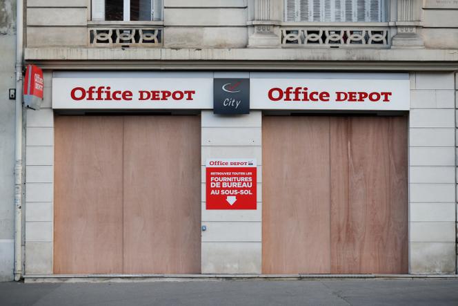Devant un magasin Office Depot, à Paris, en décembre 2018.