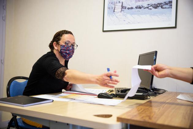 Blandine, assistante sociale au service social du département, lors d’un entretien, à Saint Etienne (Loire), le 11 mars.
