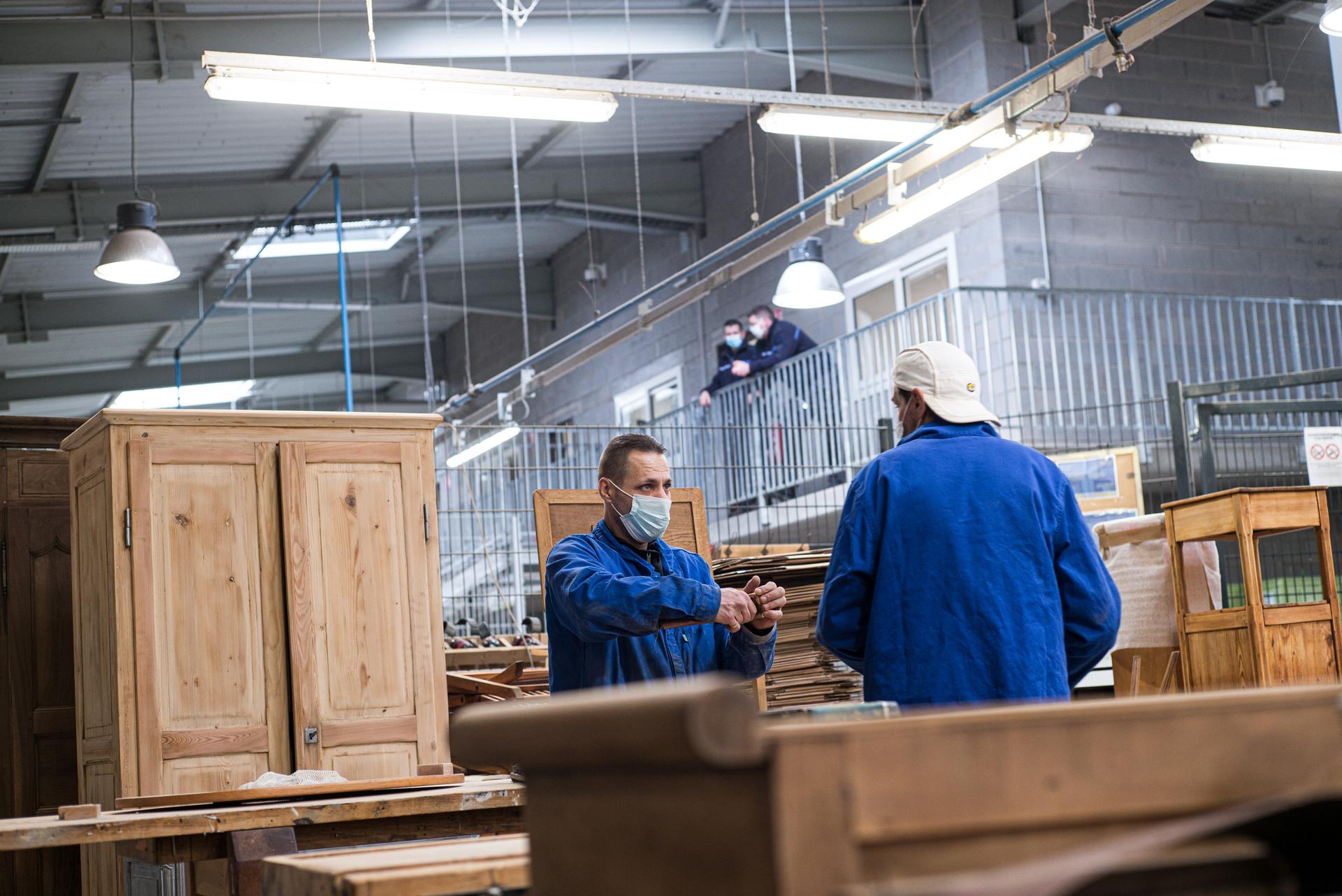 Dans l’atelier de menuiserie, trois surveillants pénitentiaires sont présents pour cinquante-cinq détenus dans les ateliers.