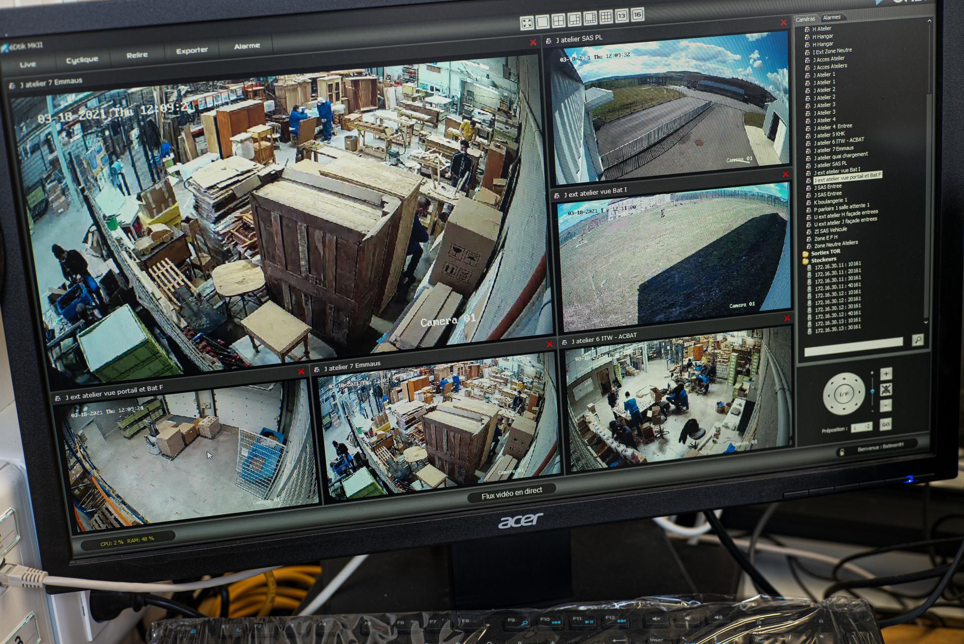 De nombreuses cameras surveillent les détenus alors qu’ils travaillent à l’atelier de menuiserie dans le centre de détention d’Oermingen.